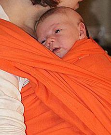 Polki noszą dzieci w chustach