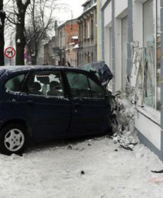 Samochód wjechał w sklep