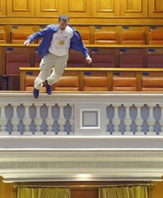 W proteście skoczył z balkonu