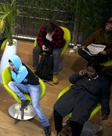 Pasażerowie koczują na lotniskach