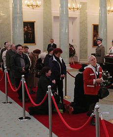 Trumny z ciałami wystawione