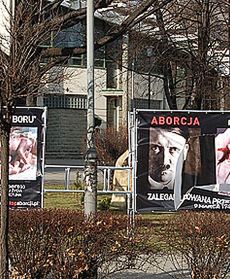 Makabryczne plakaty przed kościołem - zdjęcia