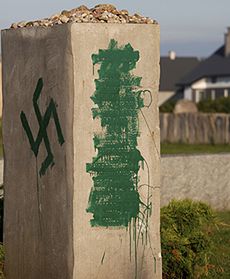 Zdewastowany pomnik w Jedwabnem