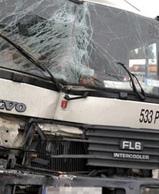 Zderzenie autobusu z ciężarówką