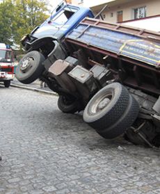 Ziemia zapadła się pod ciężarówką