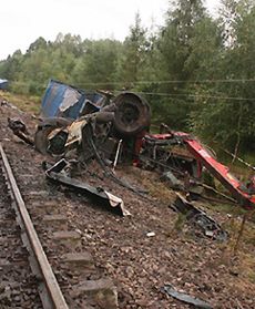 Tir wjechał pod pociąg