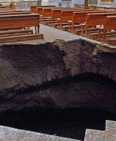 Ziemia się zapadła w Neapolu