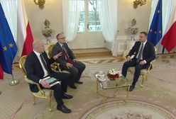 Andrzej Duda odpowiada na pytanie związane z jego zagrywką z debaty prezydenckiej. "Postawiłbym proporczyk"