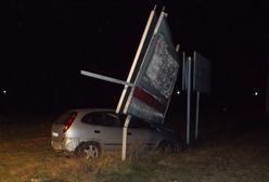 Nie żyje kierowca nissana, który w Koninie uderzył w przydrożną reklamę