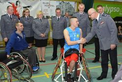 Policjanci z Konina zrobili zbiórkę na wózek sportowy dla lokalnego klubu koszykówki na wózkach