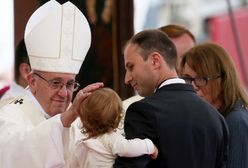 Franciszek podczas spotkań z wiernymi chętnie błogosławi dzieci