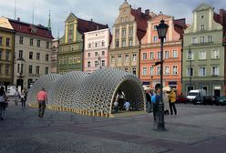 Nietypowa konstrukcja stanęła na pl. Solnym we Wrocławiu. Czy wiesz, co jest wewnątrz niej?