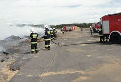 Pożary na lotnisku w Kąkolewie - policja nie wyklucza celowych podpaleń