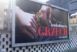 "Konkubinat to grzech" ostrzega billboard w centrum Poznania