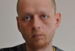 Kładł się na jezdni przed jadącymi samochodami. Nie wie kim jest i mówi tylko po angielsku