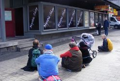 Poznaniacy medytowali przed sklepem z dopalaczami na ul. Głogowskiej