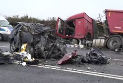 Tragedia rodzinna w Zgorzelcu. Prokuratura: dzieci żyły w momencie wypadku, miały zapięte pasy