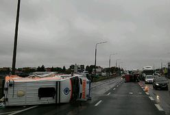 Wypadek karetki w Radomiu. Sprawca uciekł z miejsca zdarzenia