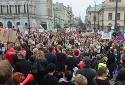 Marsz w Obronie Praw Kobiet przeszedł ul. Piotrkowską w Łodzi