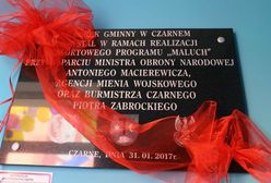 Antoni Macierewicz uwieczniony na tablicy pamiątkowej żłobka