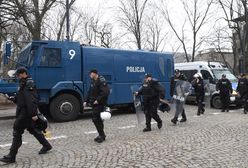Warszawa: policja ściągnęła posiłki. Opancerzony wóz na miejscu protestu