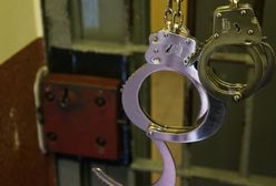 Chciał napaść na kobietę, nie udało się. Uciekając, zgubił buty