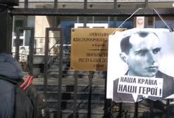 Kijów: ukraińscy nacjonaliści wieszają portret Bandery na ogrodzeniu polskiej ambasady