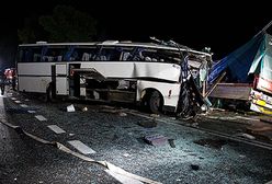 "Czołówka" autobusu i tira