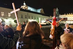 Nowy krzyż pod Pałacem Prezydenckim