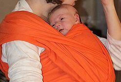 Polki noszą dzieci w chustach