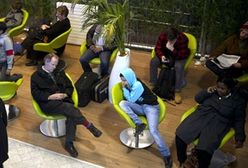 Pasażerowie koczują na lotniskach