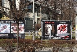 Makabryczne plakaty przed kościołem - zdjęcia