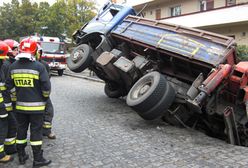 Ziemia zapadła się pod ciężarówką