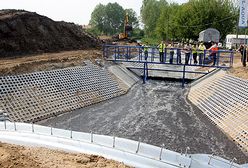 Warszawa: woda popłynęła nowym korytem