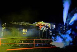 Piękne maszyny w blasku i oparach