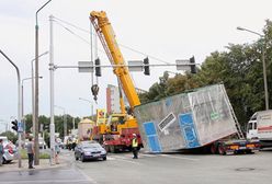 Ładunek zsunął się z ciężarówki