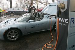 Doładuj samochód na ulicy