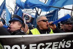 Policjanci chcą pieniędzy