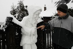 Inni narzekają na śnieg, on w nim rzeźbi