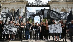 "Czarna procesja" przedstawicieli nauki. Kolarska-Bobińska do Dudy: my już rozmawiamy z humanistami