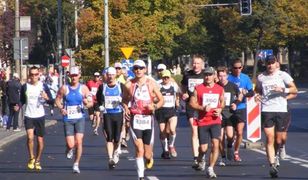 Ulicami Poznania pobiegną maratończycy - sporo utrudnień dla kierowców i pasażerów MPK