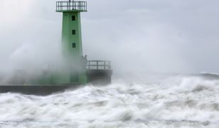 Wysokie fale na Bałtyku. Woda wdarła się do miast