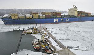 Olbrzym wpłynął do portu