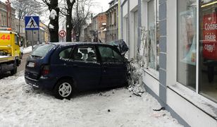 Samochód wjechał w sklep
