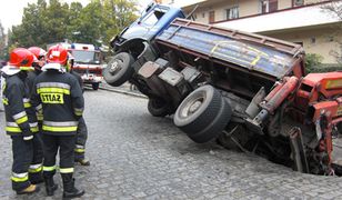 Ziemia zapadła się pod ciężarówką