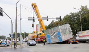 Ładunek zsunął się z ciężarówki