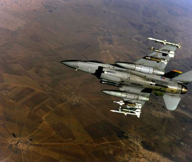 Wojna z ISIS poważnie uszczupliła zapasy bomb lotnictwa USA. A jeszcze muszą ratować sojuszników "pożyczając" im amunicję