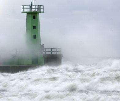 Wysokie fale na Bałtyku. Woda wdarła się do miast