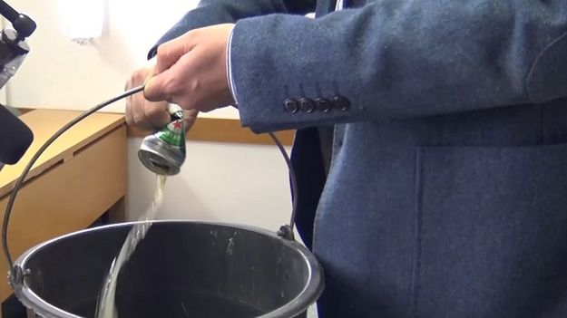 Deputowany Jobbiku Zsolt Magyar protestuje przeciwko koncernowi Heineken