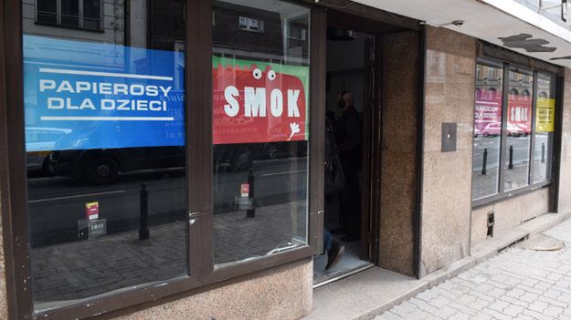 Otwarcie sklepu z papierosami dla dzieci - kampania mająca na celu zwrócenie uwagi na poziom smogu